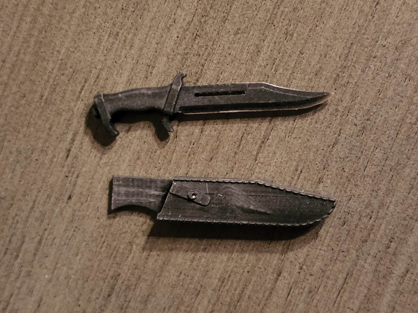 Pair of survival knives and sheaths - 1/12 scale